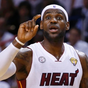 20.jun.2013 - LeBron James conversa com equipe durante final da NBA - REUTERS/Mike Segar