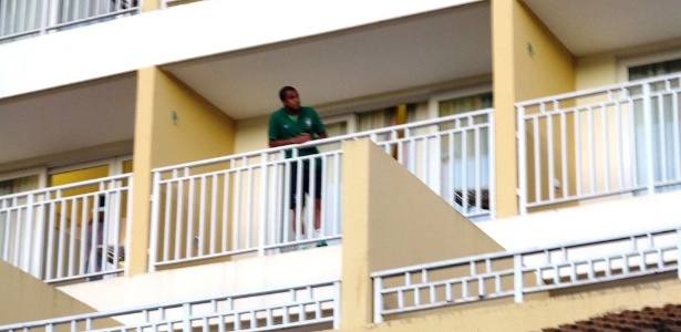 Lucas acena para fãs na sacada do hotel que seleção está hospedada em Salvador