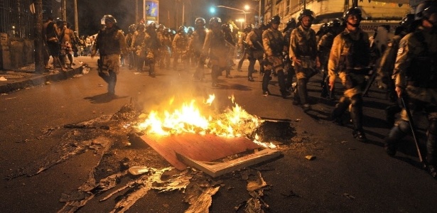 Manifestantes atearam fogo em madeira no meio da rua nos arredores da Fonte Nova, em Salvador