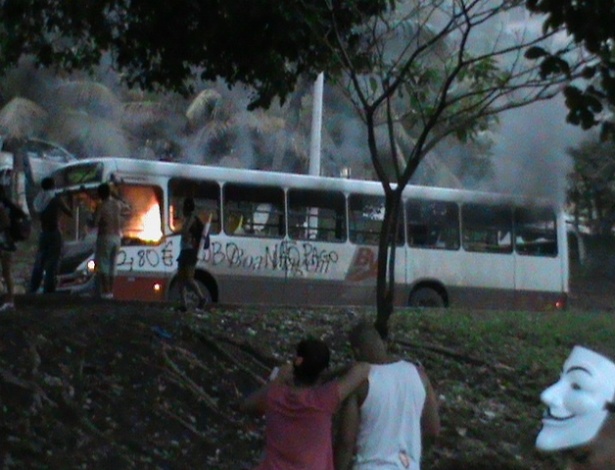 20.jun.2013 - Manifestantes botam fogo em ônibus em protesto em Salvador