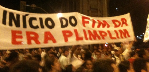 Manifestantes carregam faixas durante protesto na capital de Minas Gerais nesta quinta-feira 