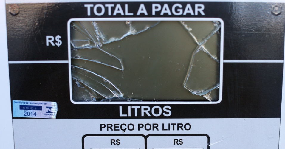 20.jun.2013 - Painel de marcador de preço e litros de bomba de gasolina teve vidro quebrado após pedradas de manifestantes durante protesto na quarta-feira