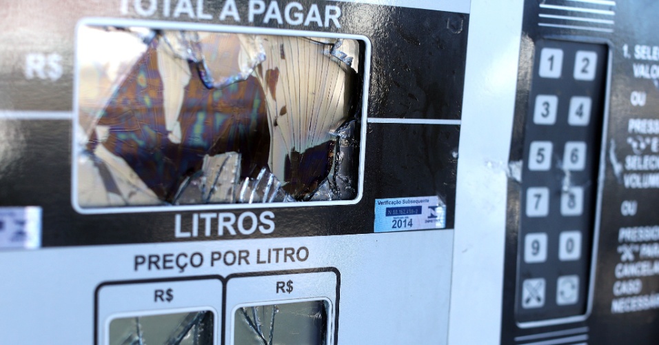 20.jun.2013 - Painel de marcador de preço e litros de bomba de gasolina teve vidro quebrado após pedradas de manifestantes durante protesto na quarta-feira; duas bombas ficaram danificadas