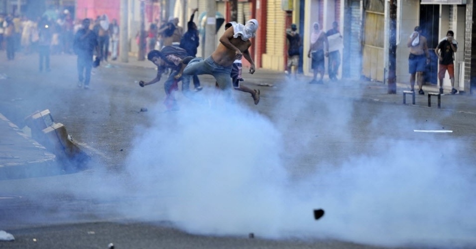 20.jun.2013 - Policiais e manifestantes entraram em confronto durante protesto em Salvador. PM usou bombas de efeito moral. Houve muita correria entre os manifestantes e alguns chegaram a passar mal por conta dos efeitos das bombas. Um grupo pequeno reagiu atirando pedras nos policiais