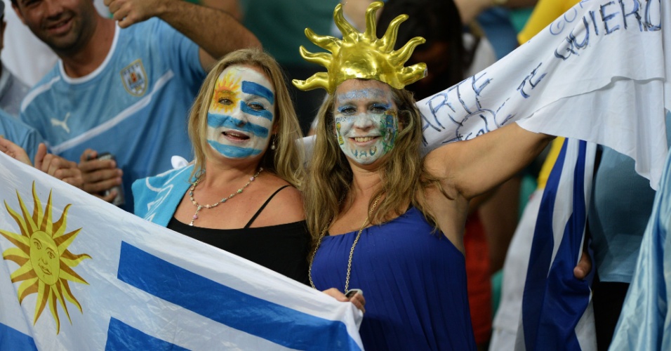 20.jun.2013 - Sorridentes, torcedoras do Uruguai exibem bandeira do país antes de jogo contra a Nigéria