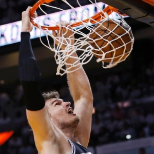 20.jun.2013 - Tiago Splitter sobe para enterrada no jogo 7 da final da NBA - REUTERS/Mike Segar