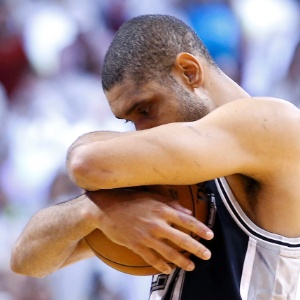 20.jun.2013 - Tim Duncan faz ritual antes de jogo decisivo na NBA e abraça a bola - REUTERS/Mike Segar