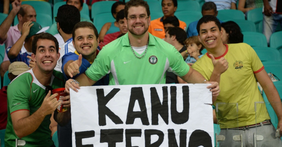 20.jun.2013 - Torcedor brasileiro apoia Nigéria com cartaz de Kanu