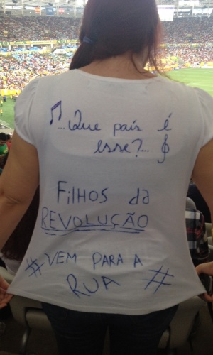 20.jun.2013 - Torcedora escreve em camiseta para protestar nas arquibancadas do Maracanã