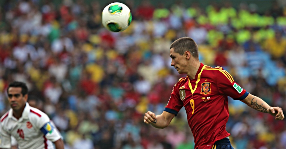 20.junho.2013 - Atacante espanhol Fernando Torres tenta jogada