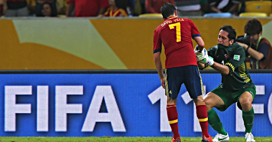 20.junho.2013 - David Villa levanta goleiro do Taiti que, emocionado, caiu no choro após o jogo contra a Espanha
