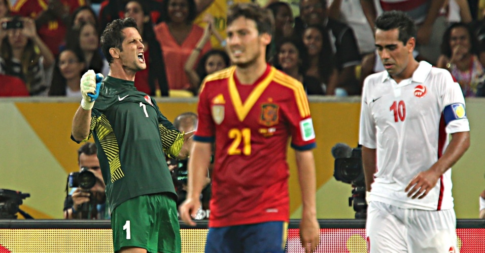 20.junho.2013 - Goleiro Mikael Roche, do Taiti, comemora após Fernando Torres desperdiçar pênalti