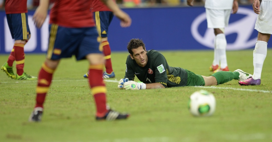 20.junho.2013 - Goleiro Mikael Roche, do Taiti, desolado após mais um gol da Espanha