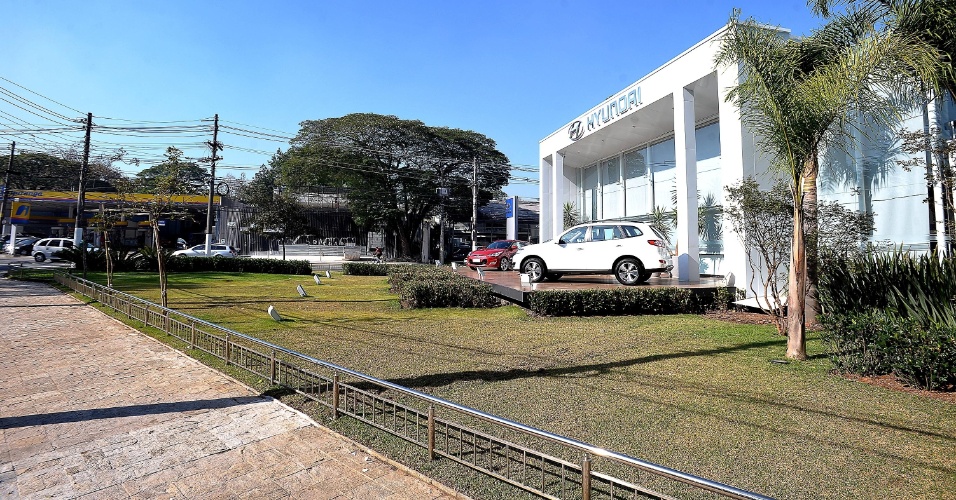 20.junho.2013 - Imagem do terreno de José Maria Marin, presidente da CBF, que invadiu área pública; uma concessionária de carros aluga o espaço