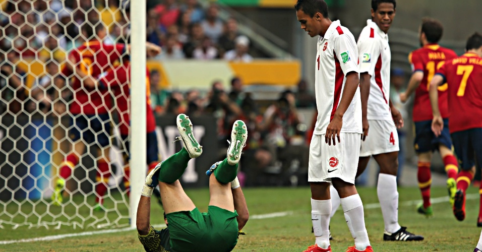 20.junho.2013 - Jogador do Taiti observa goleiro caído