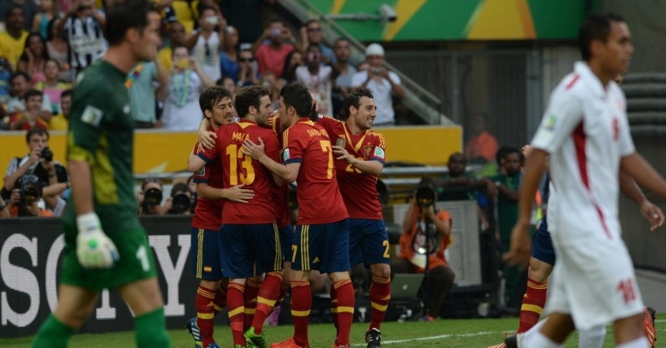 20.junho.2013 - Jogadores da Espanha comemoram gol contra o Taiti