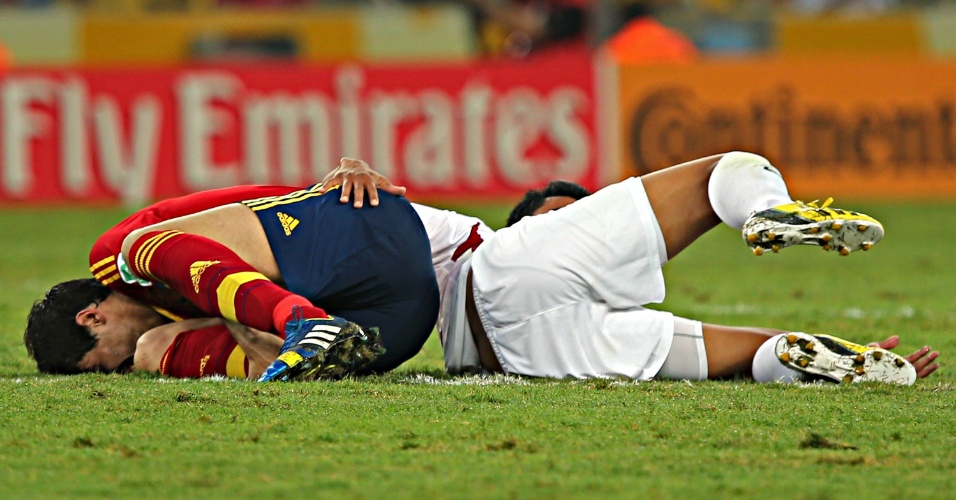 20.junho.2013 - Jogadores da Espanha e do Taiti caem no chão após falta