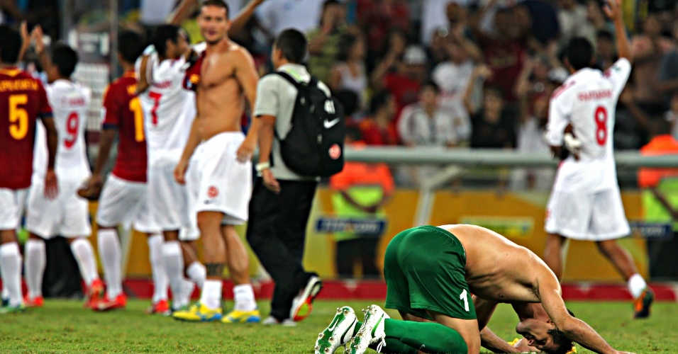 20.junho.2013 - Jogadores do Taiti agradecem aos torcedores após goleada da Espanha no Maracanã