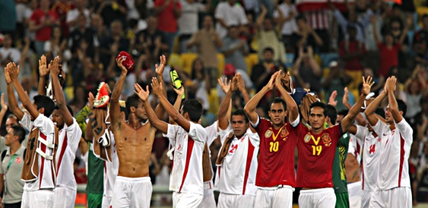 Jogadores do Taiti são ovacionados pela torcida no Maracanã após derrota para a Espanha