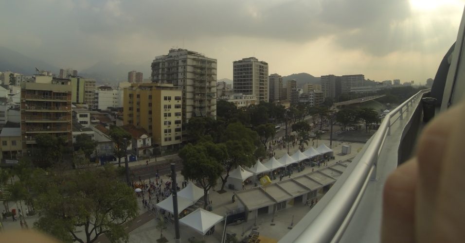 20.junho.2013 - Lado de fora do Maracanã visto do alto