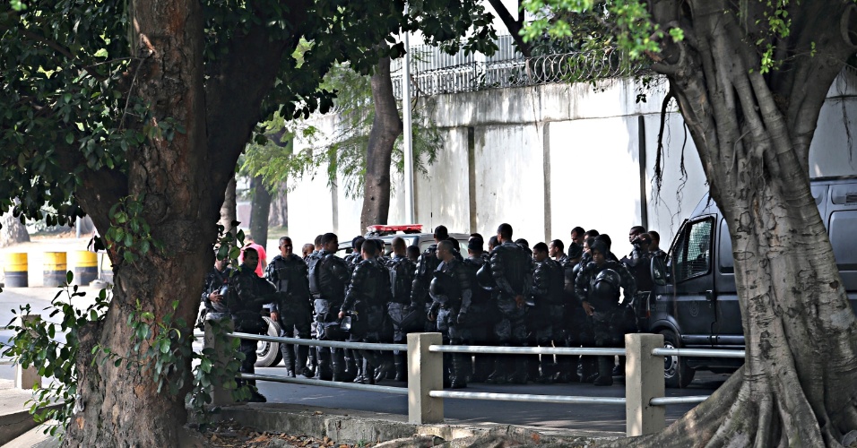20.junho.2013 - Polícia se posiciona no entorno do Maracanã