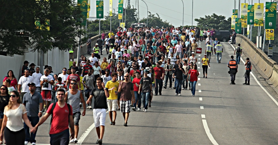 20.junho.2013 - Torcida começa a chegar ao Maracanã para acompanhar a partida entre Espanha e Taiti