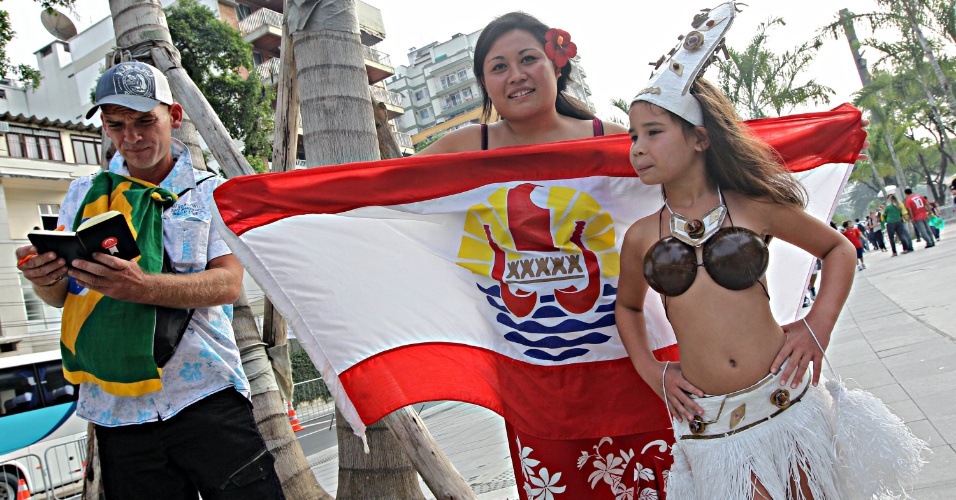 20.junho.2013 - Vestidas a caráter, mãe e filha chegam ao Maracanã para torcer pelo Taiti contra a Espanha