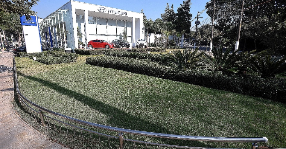 20.junho.2013 -Imagem do terreno de José Maria Marin, presidente da CBF, que invadiu área pública; uma concessionária de carros aluga o espaço