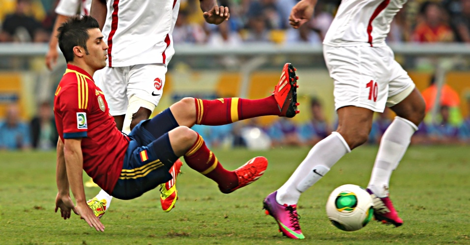 David Villa leva tombo ao tentar jogada na partida Espanha x Taiti