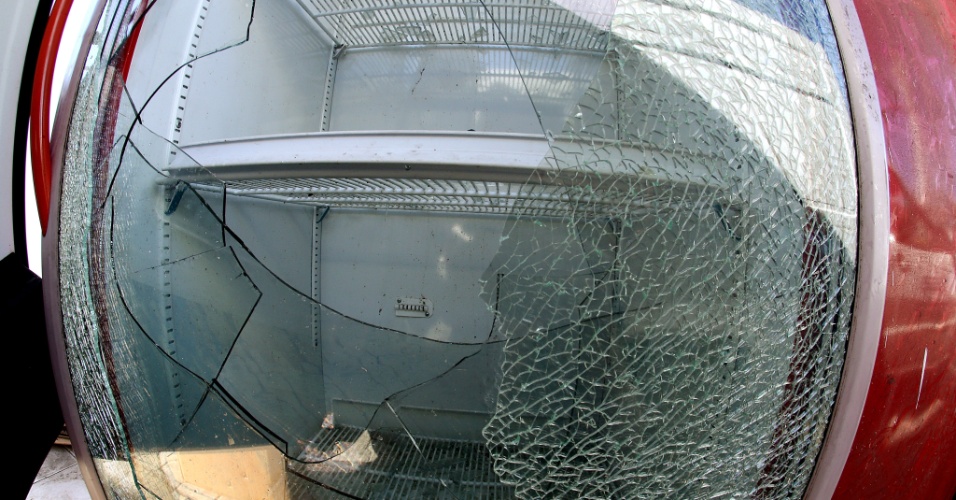 20.jun.2013 - Freezer de loja de conveniência teve seu vidro quebrado com pedras atiradas por vândalos já na parte final de manifestação em Fortaleza; prejuízo gira em torno de 10 mil reais