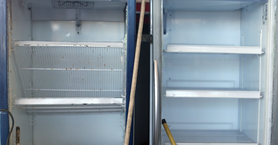 20.jun.2013 - Loja de conveniência teve geladeiras quebradas e esvaziadas por vândalos que invadiram o local durante manifestação em Fortaleza, na quarta-feira