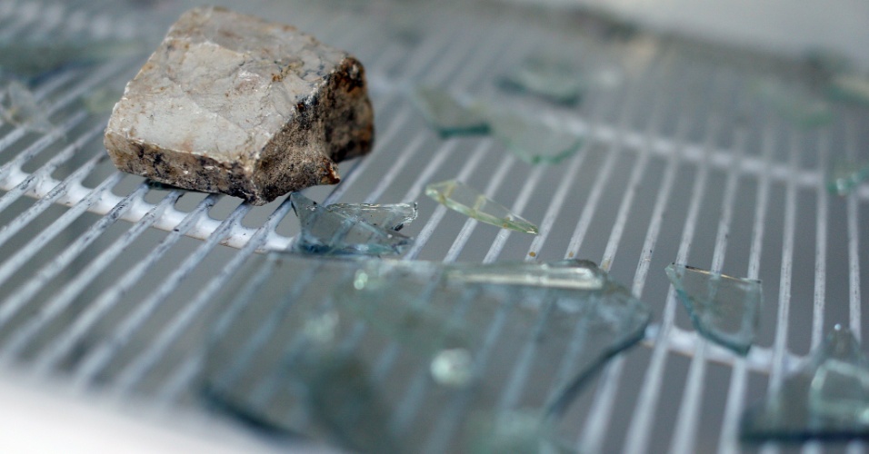20.jun.2013 - Pedra atirada por manifestantes quebrou vidro de freezers de loja de conveniência de posto em Fortaleza; cinco freezers foram atingidos e deram prejuízo ao dono do local
