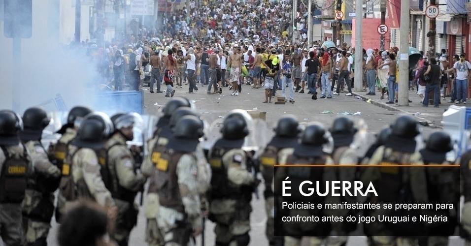 Policiais e manifestantes se preparam para confronto antes do jogo Uruguai e Nigéria