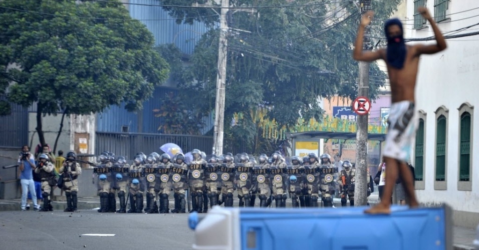 Policiais esperam chegada de manifestantes com escudos e bombas de efeito moral. PMs e manifestantes entraram em confronto nas proximidades da Arena Fonte, em Salvador, pouco antes do jogo entre Uruguai e Nigéria pela Copa das Confederações