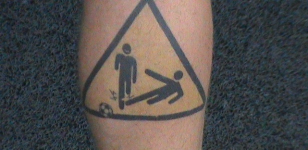 Tatuagem de um carrinho perigoso na perna de De Rossi
