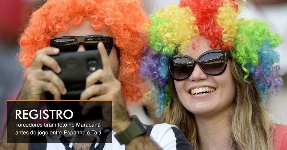 Torcedores tiram foto no Maracanã antes do jogo entre Espanha e Taiti