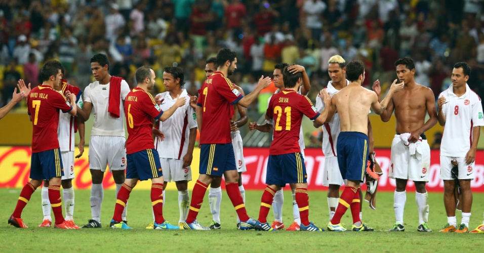 20.jun.2013 - Jogadores da Espanha e do Taiti se cumprimentam após a goleada espanhola por 10 a 0 no Maracanã pela Copa das Confederações