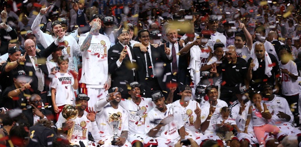 Jogadores do Miami Heat posam após a conquista do bicampeonato da NBA - Mike Ehrmann/Getty Images/AFP