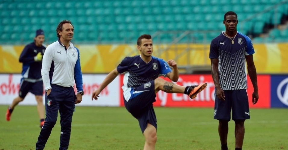 21.06.13 - Cesare Prandelli e Mario Balotelli observam finalização de Giovinco durante treino da seleção italiana em Salvador