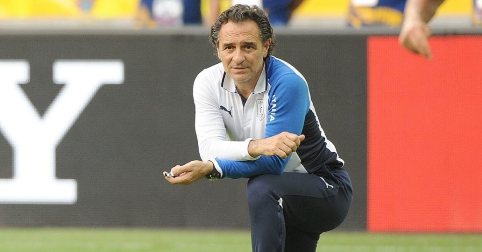 21.06.13 - Cesare Prandelli, técnico da seleção italiana, observa jogadores durante treino da equipe em Salvador
