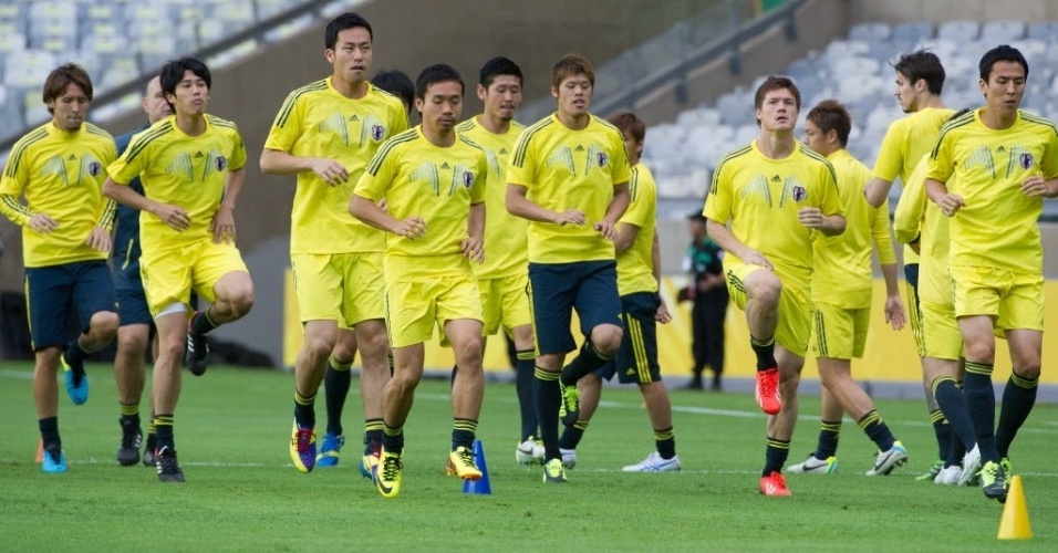 21.06.13 - Jogadores da seleção japonesa fazem atividade física no estádio do Mineirão