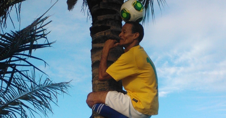 21.06.2013 - Jacozinho mostra habilidade durante passagem da seleção brasileira em Salvador