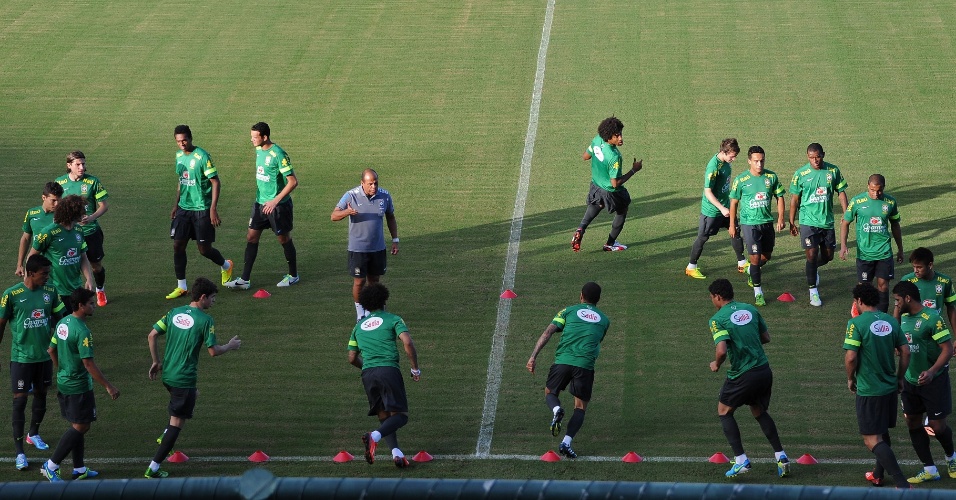 21.06.2013 - Jogadores correm no gramado no estádio Pituaçu sob a orientação do preparador físico Paulo Paixão