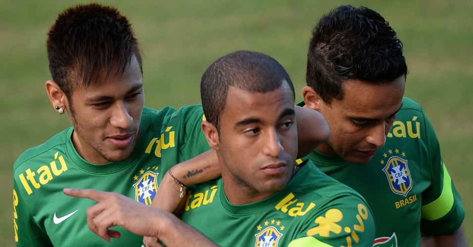 21.06.2013 - Lucas, Neymar e Jadson descansam após o treino da seleção brasileira no estádio Pituaçu