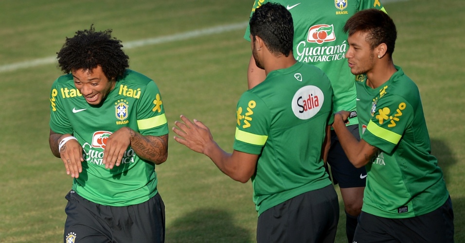 21.06.2013 - Marcelo, Hulk e Neymar brincam durante o descontraído treino da seleção em Salvador