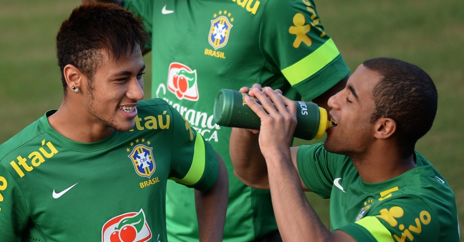 21.06.2013 - Neymar e Lucas descontraem durante o treino da seleção brasileira no estádio Pituaçu