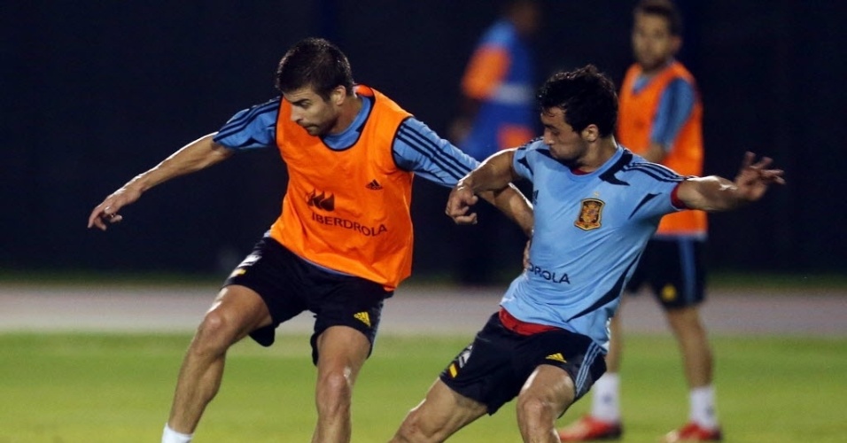 21.jun.2013 - Arbeloa marca Piqué durante treino da seleção espanhola em Fortaleza