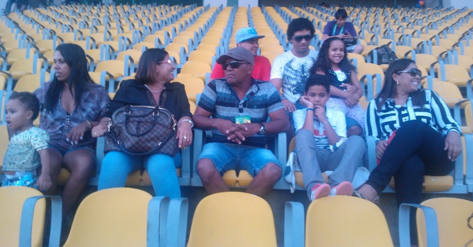 21.jun.2013 - Família de Daniel Alves assiste ao treino da seleção brasileira em Salvador