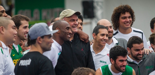 Kobe Bryant fez questão de reverenciar Oscar Schmidt durante evento no Parque do Ibirapuera - Leonardo Soares/UOL