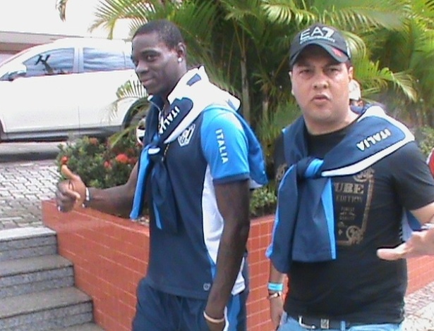 21.jun.2013 - Mario Balotelli acena durante passeio pelas ruas de Salvador
